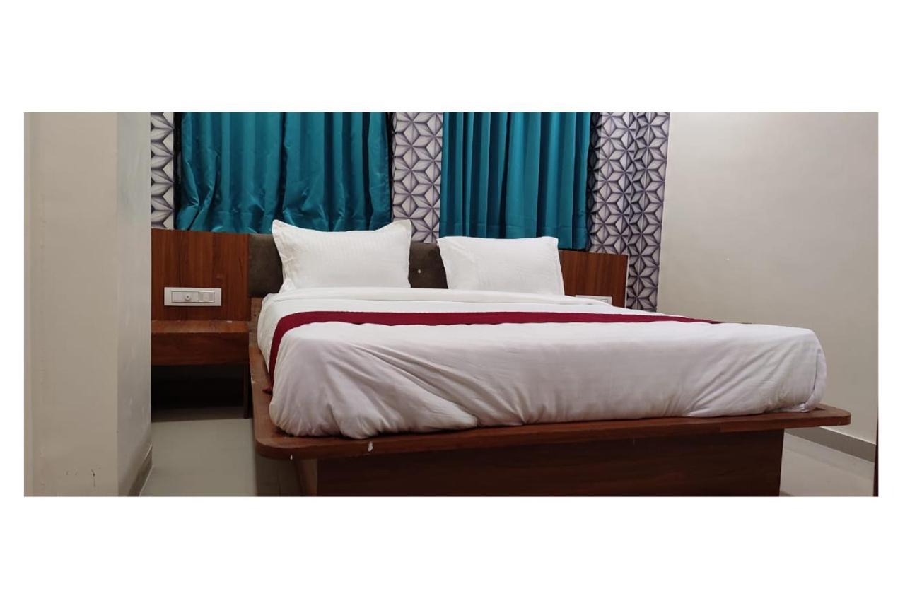 Hotel Red Rose Vadodara Extérieur photo