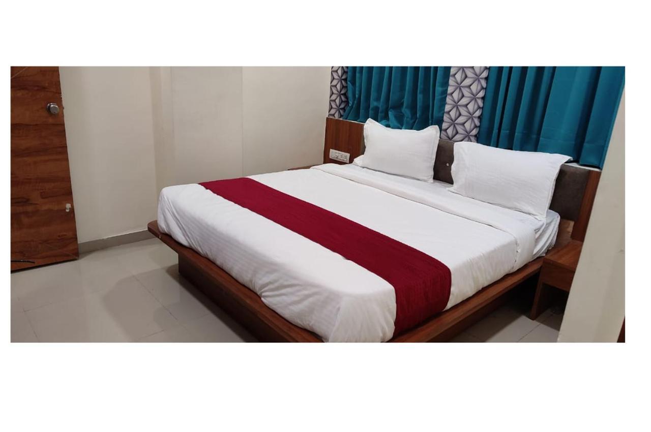 Hotel Red Rose Vadodara Extérieur photo