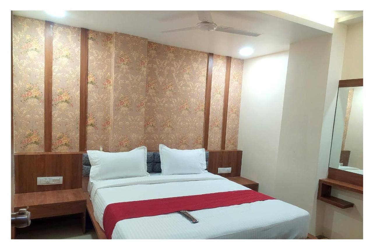 Hotel Red Rose Vadodara Extérieur photo