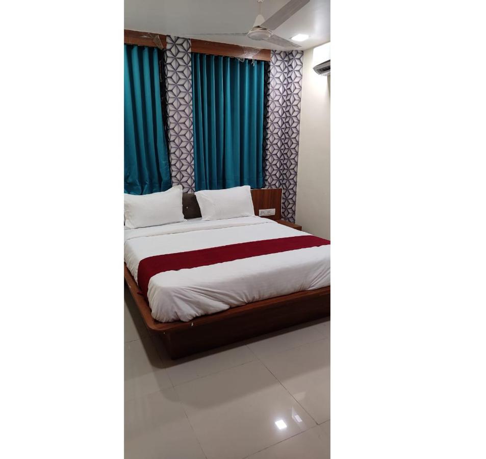 Hotel Red Rose Vadodara Extérieur photo